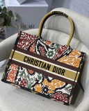 Dior Book Tote bag in embroidered canvas BF052502