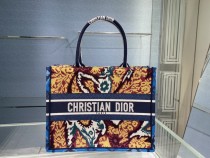 Dior Book Tote bag in embroidered canvas BF052502