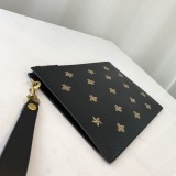 Guccii Bee print GG Supreme pouch EY2190305