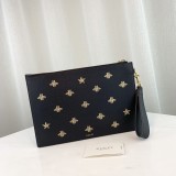 Guccii Bee print GG Supreme pouch EY2190305