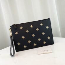 Guccii Bee print GG Supreme pouch EY2190305