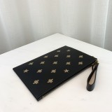 Guccii Bee print GG Supreme pouch EY2190305