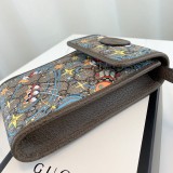 Guccii Bee print GG Supreme pouch EY21102609