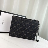 Guccii Bee print GG Supreme pouch EY21102605