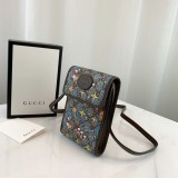 Guccii Bee print GG Supreme pouch EY21102609