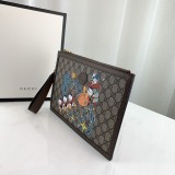 Guccii Bee print GG Supreme pouch EY21102608