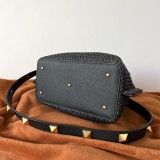 Valentino Original Garavani Vring shoulder bag YG22082803