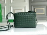 Bottega Veneta Original Medium Loop Carmen shoulder bag XMYJ312045