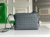 Bottega Veneta Original Medium Loop Carmen shoulder bag XMYJ312045