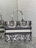 Dior Book Tote bag in embroidered canvas 23031503