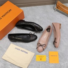 Louis Vuitton women flat shoes HG24060405