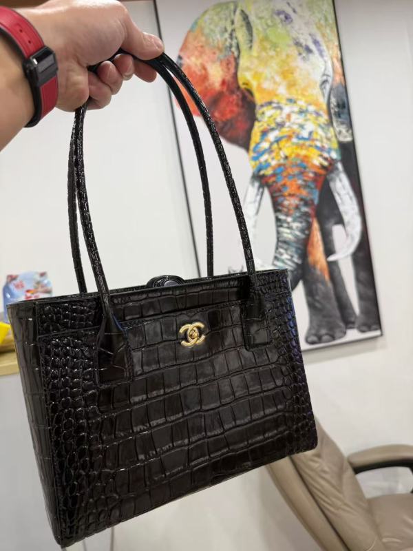 Chaannneel Original Vertical Crocodile Tote Bag 26K KK 20261025009