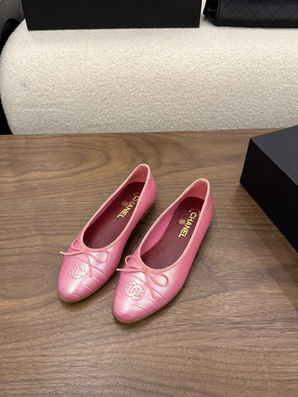 Chanel Leather women flat shoes HG26102430