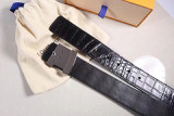 crocodile without stitching with original single letter metal buckle