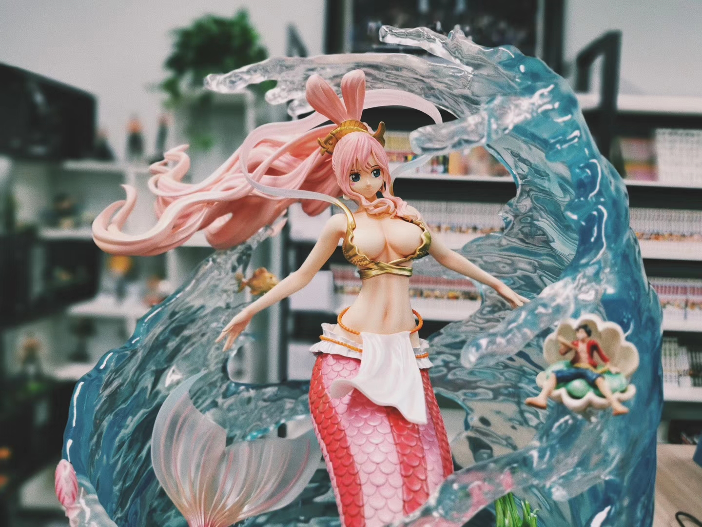 shirahoshi statue